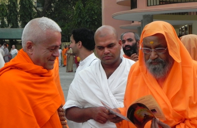 Meeting with H.H. Pujya Svámin Dayánanda Sarasvatí - rshikesh, India - 2013, March