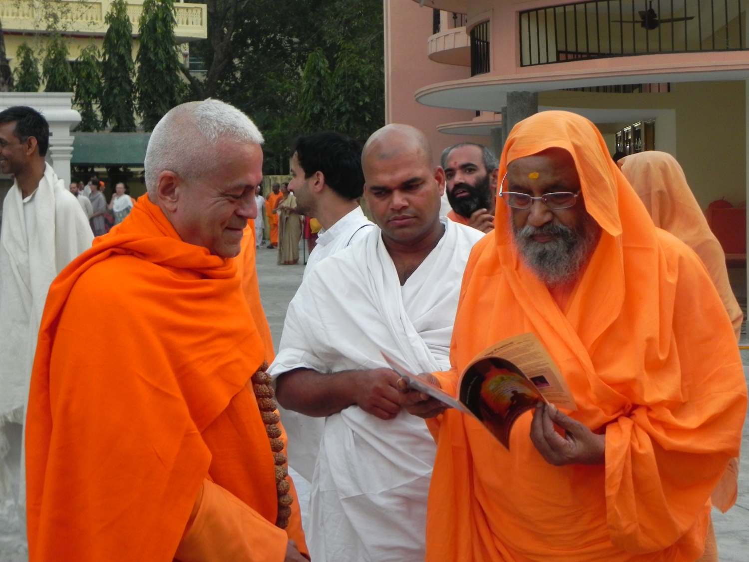 Encontro de H.H. Jagat Guru Amrta Sūryānanda Mahā Rāja com H.H. Pujya Svámin Dayánanda Sarasvatí - rshikesh, Índia - 2013, Março