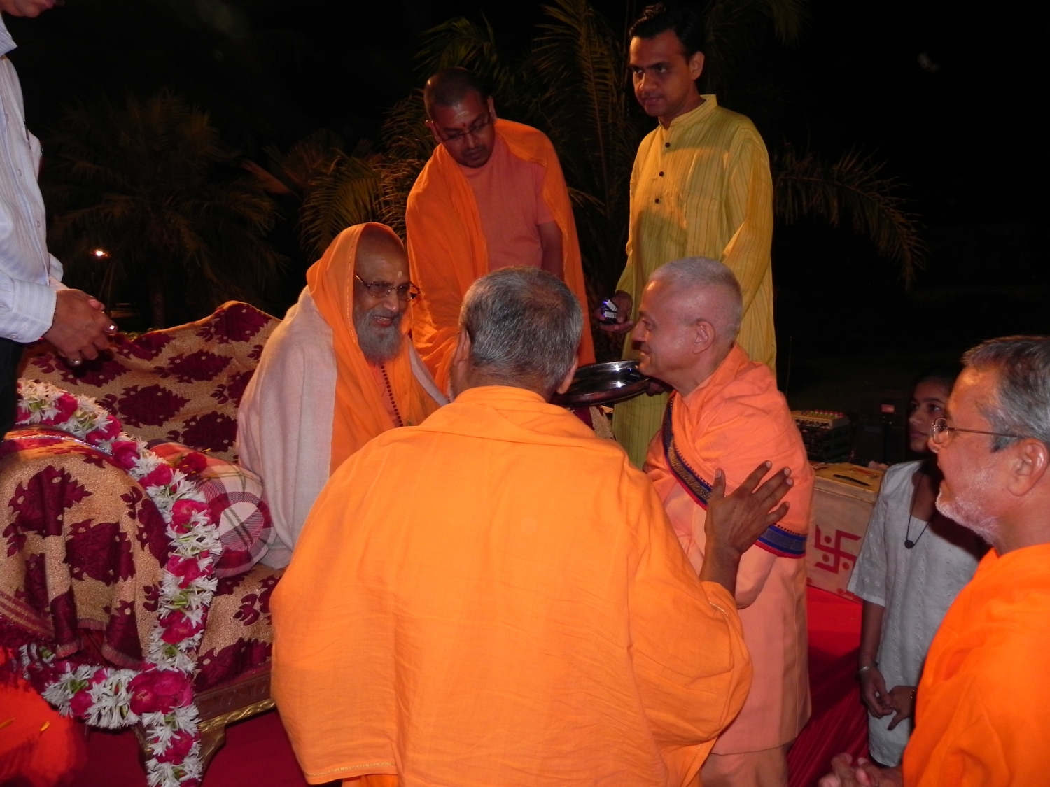 Encontro de H.H. Jagat Guru Amrta Súryánanda Mahá Rája com H.H. Pujiya Svámin Dayánanda Sarasvatí - Ahmedabad, Índia – 2011