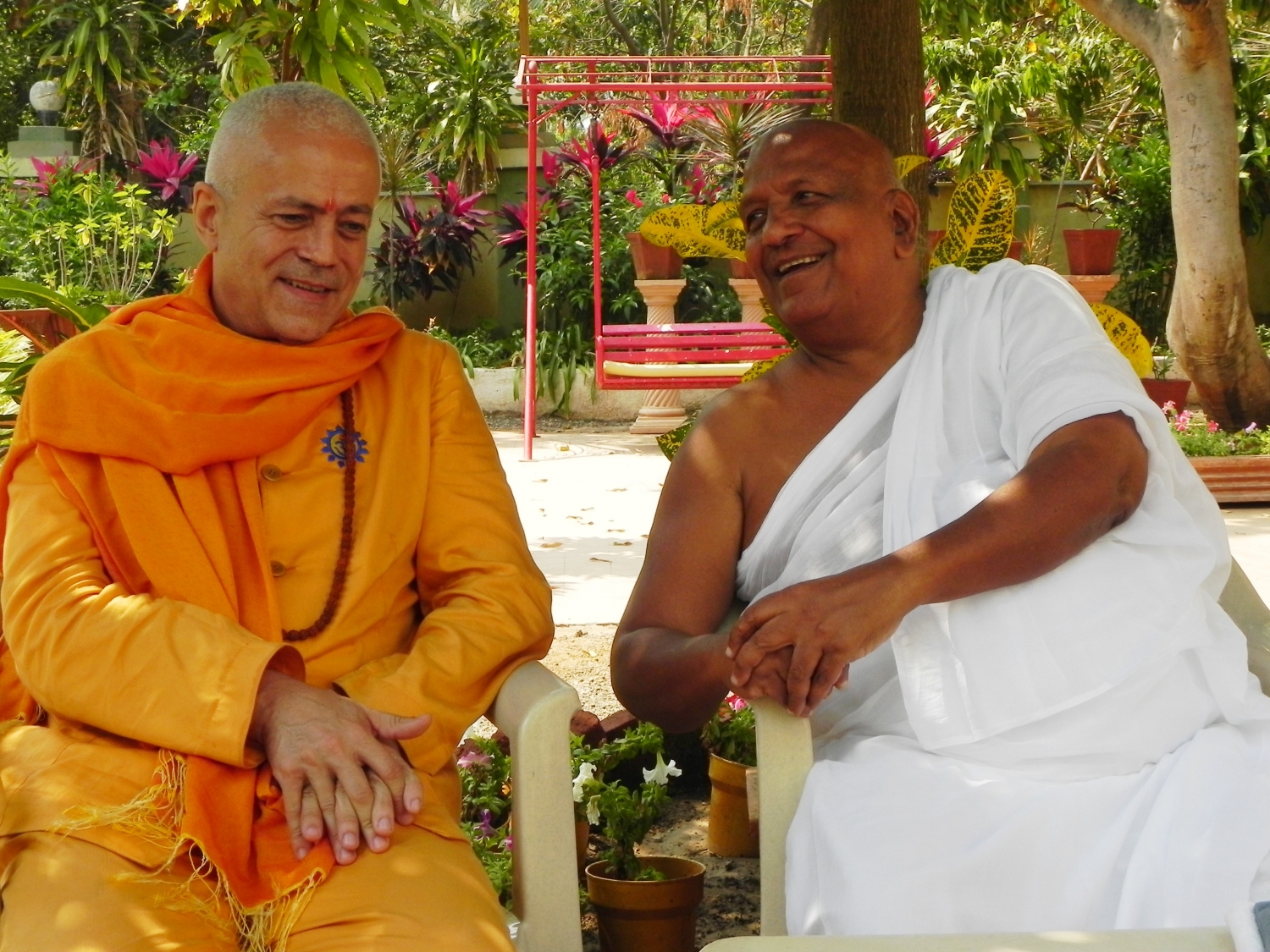 Encontro de H.H. Jagat Guru Amrta Súryánanda Mahá Rája com Shrí Svámin  Munishri Kirtichandrají, Founder of  Shantiniketan Áshrama - Valsad, Índia – 2011