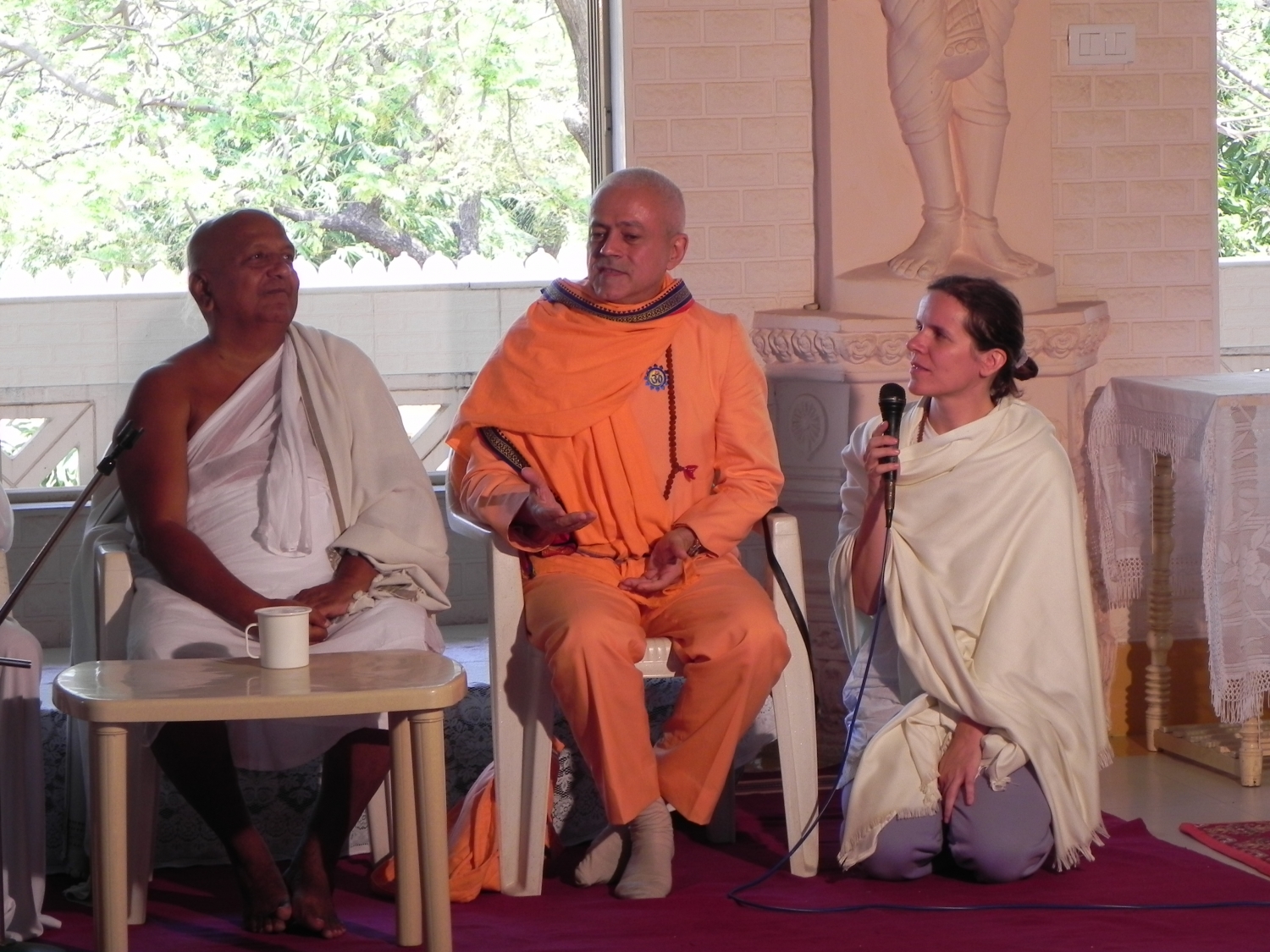 Encontro de H.H. Jagat Guru Amrta Súryánanda Mahá Rája com Shrí Svámin  Munishri Kirtichandrají, Founder of  Shantiniketan Áshrama - Valsad, Índia – 2011