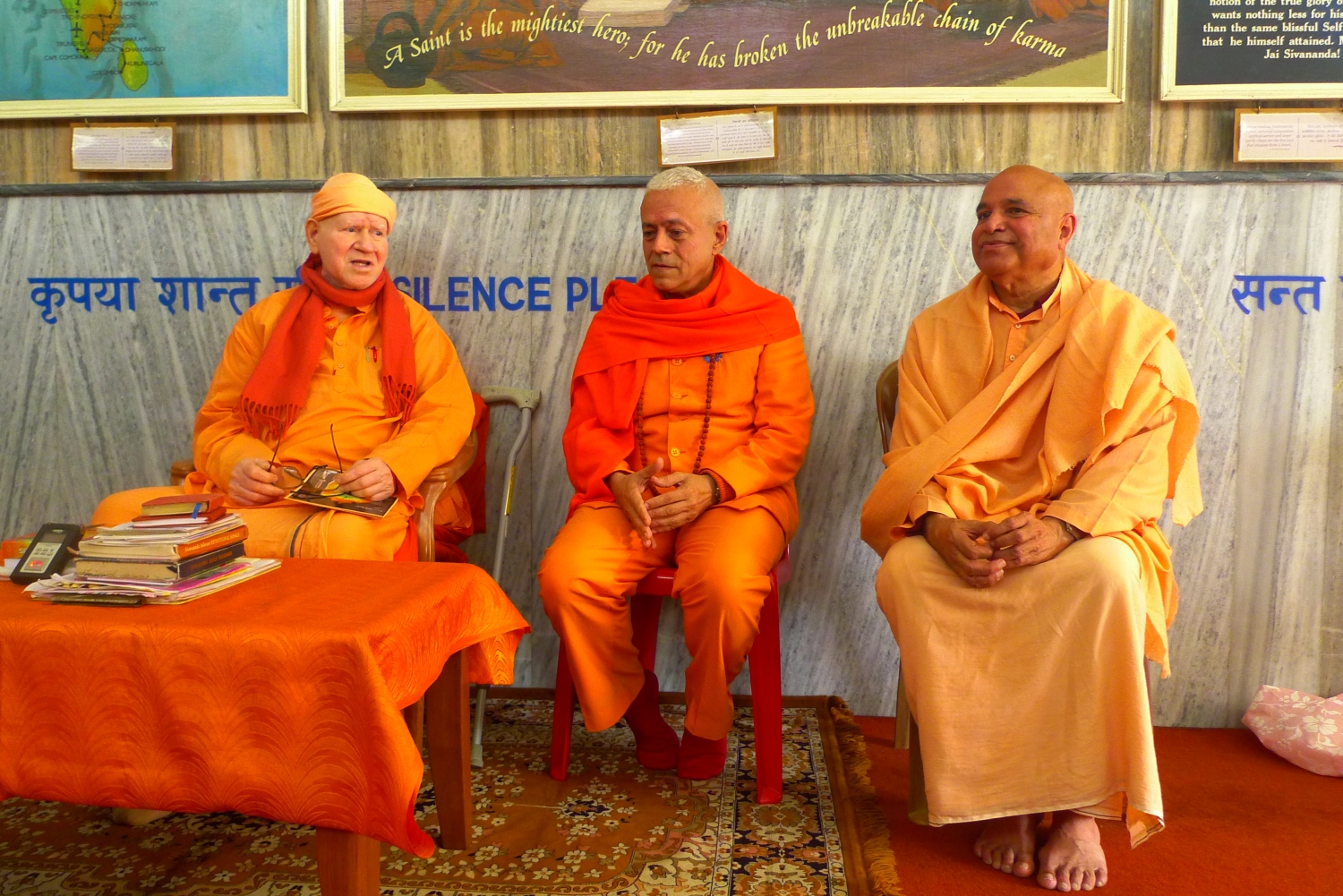 Encontro de Jorge Veiga e Castro, Gr. Mestre Internacional do Yoga, com H.H. Svámin Vimlánanda Sarasvatí Mahá Rája - Shivánanda Áshrama, rshikesh, Índia - 2013, Março