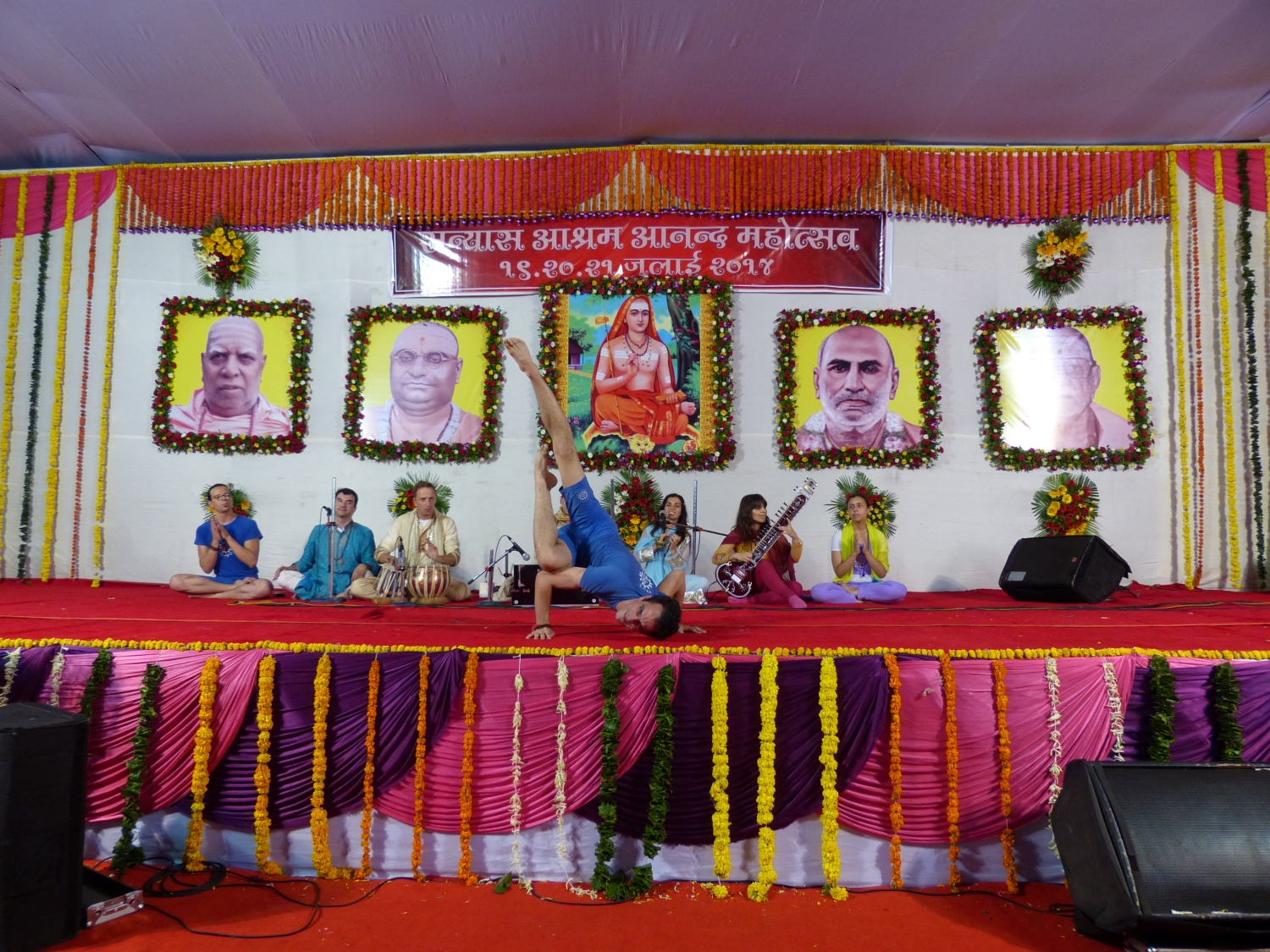 60º Aniversário de Mahá Mandaleshvara H.H. Vishveshvaránanda Giri Jí Mahá Rája - Sanyasa Áshrama, Mumbai, Índia - 2014, Julho