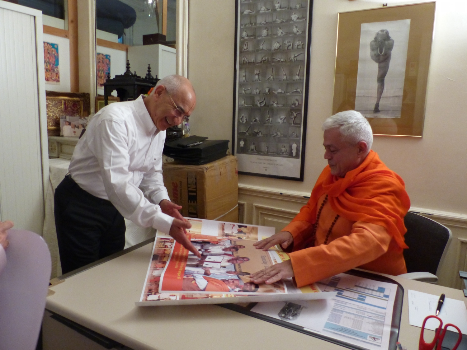 Encontro de H.H. Jagat Guru Amrta Sūryānanda Mahā Rāja com Guru Jī Shrīcharan Faeq Biria - Centre de Yoga Iyengar de Paris - 2015, Novembro, 26