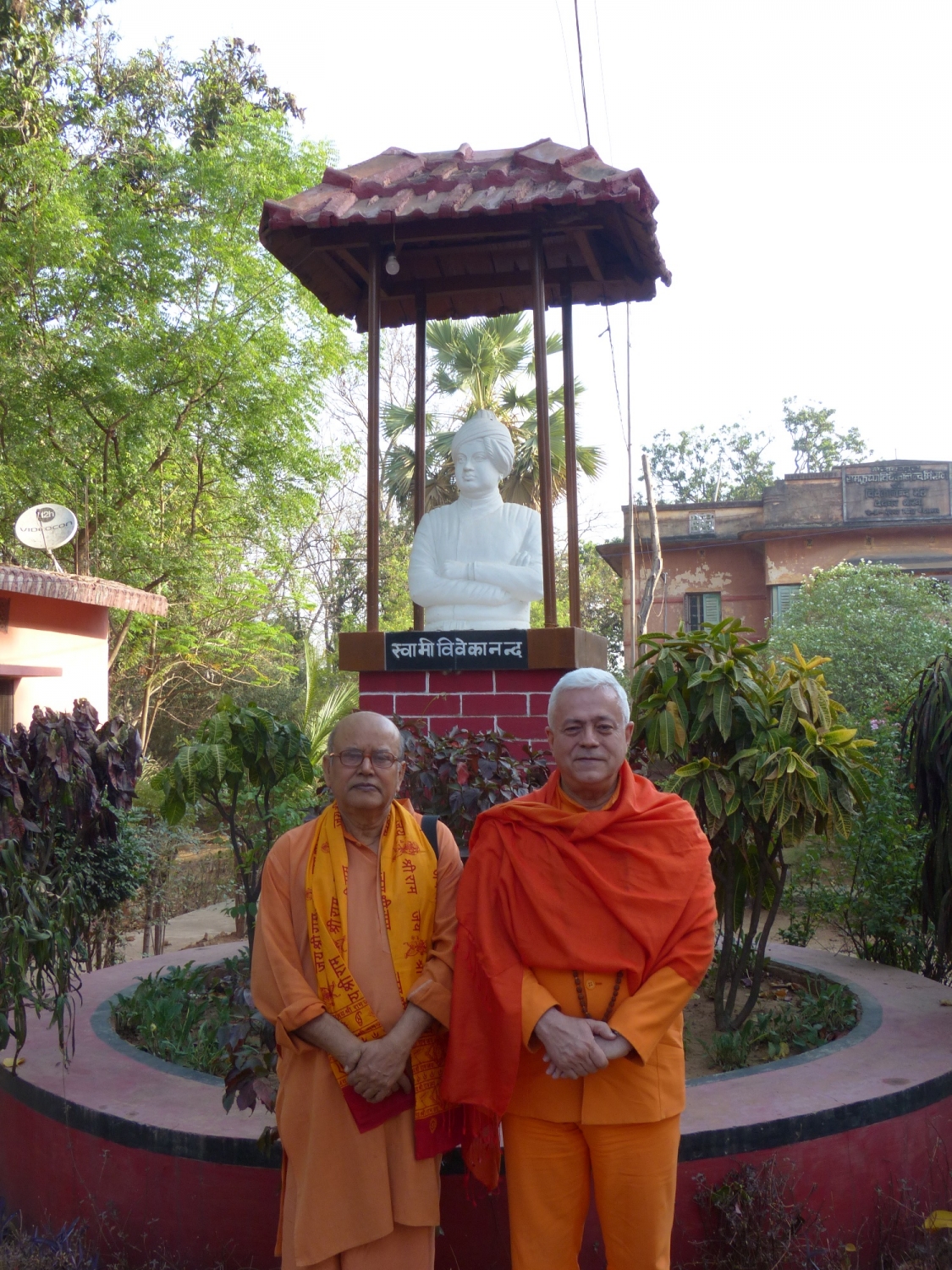 Encontro de H.H. Jagat Guru Amrta Sūryānanda Mahā Rāja com Svámin Malgalteertam - Dehogar, Índia - 2016, Maio